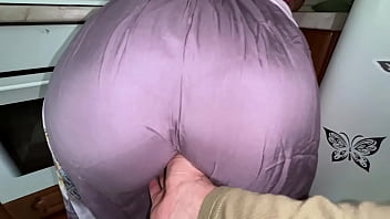 Stepson discovers his stepmom's big ass and indulges in anal pleasure